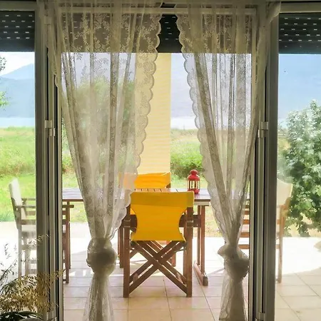 Rania: ευάερη με θέα τη θάλασσα Lixouri